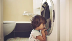 Rain Man vor der Waschmaschine