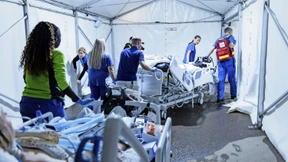 Ein Zelttunnel für die Intensivpatienten