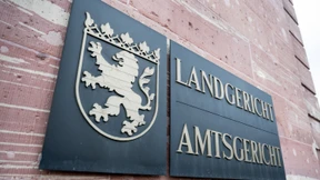 Die schlafende Ehefrau mit Messer angegriffen