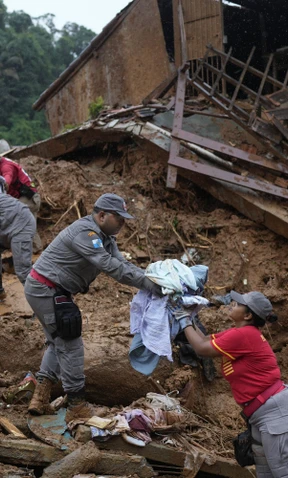 Zahl der Todesopfer nach Erdrutschen in Brasilien steigt auf 186