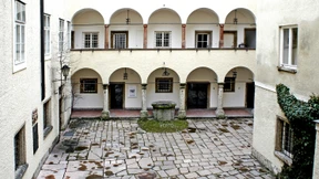 Unwirklich wird die schöne Stadt