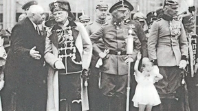 Kaiserbanner unterm Hakenkreuz