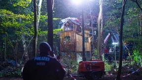 Polizei räumt weiter