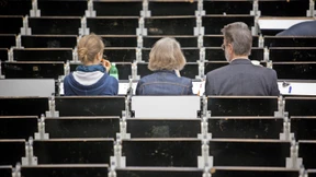 Im Hörsaal noch an Mamas Rockzipfel