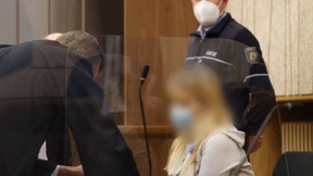 Reglos sitzt sie da, fast wie eine Gerichtsreporterin