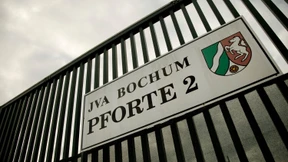 Häftling spaziert mit Besuchermarke in die Freiheit