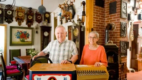 Schnitzel mit Uhren und Marionetten