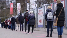 Tausende Vordrängler wollen sich Impfungen erschleichen
