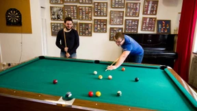 Junge Frau mit Echse willkommen