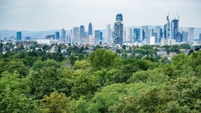 Harvester rollt über Hügelgräber