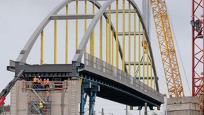 Brücke am Frankfurter Stadion in Position geschoben