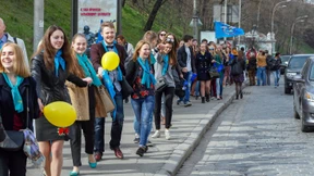 Mit der europäischen Fahne in der Hand