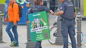 Plakate rufen zu „Entsorgung“ von Feldmann auf