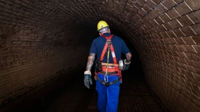 Gestank, Dunkelheit und drückende Enge