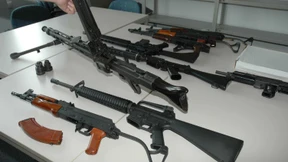 Zollfahnder entdecken riesiges Waffenlager