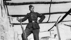 Narrenkappe und Stahlhelm