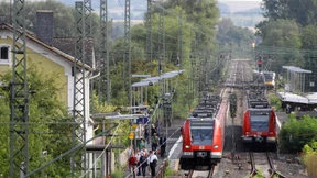 Schlafsack und Kabeldiebe legen Bahnstrecken lahm