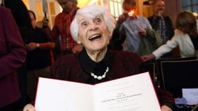 102 Jahre alte Ärztin erhält Doktorurkunde