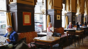 Melange und Sachertorte unter Auflage