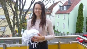 Abiturientin fertigt Masken für Brillenträger