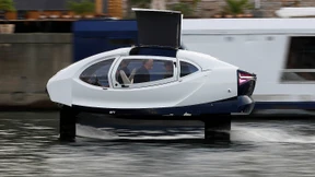Fliegende Fluss-Taxis auf der Seine
