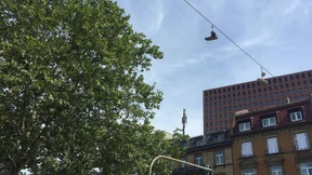 Was hängende Schuhe auf einer Stromleitung bedeuten