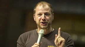 Mario Barth wird wegen Verletzung der Maskenpflicht eines Zuges verwiesen