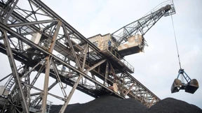 Jeweils drei Tonnen Kohle aus dem Schiffsbauch