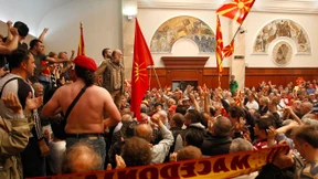 Demonstranten stürmen Parlament, mehrere Verletzte
