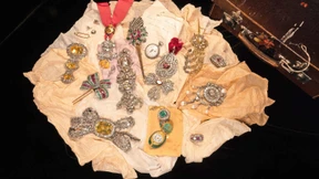 Wem gehören die Schmuckstücke?