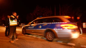 Mann verschanzt sich mit 12 Menschen in Imbiss