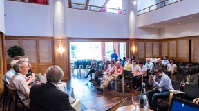 Weltrettung im Namen ihrer Exzellenz