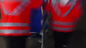 Fußgänger auf Gehweg von Auto erfasst