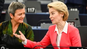 Vestager freut sich über „weniger dunkle Anzüge“