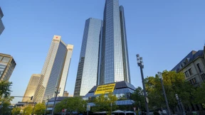 Aktivisten klettern auf Vordach der Deutschen Bank