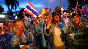 Mit Trillerpfeifen gegen die Staatsmacht