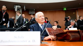 Schily gesteht Versagen der Sicherheitsbehörden ein