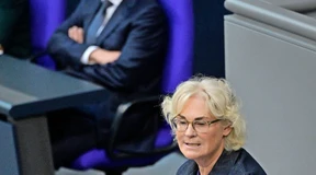 Waffenlieferungen: Die Union wirft dem Kanzler Zaudern vor