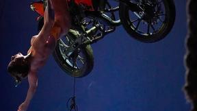 Am Penis durch die Betriebsmanege