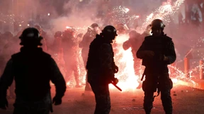 Mit Feuerwerkskörper gegen die Sicherheitskräfte 