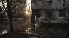 Zwischen zerstörten Fassaden