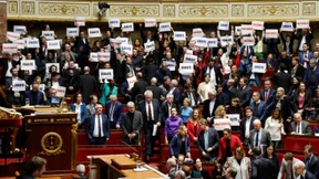 Le Pen feiert, Macron unter Druck