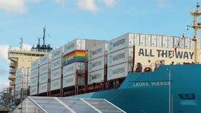 Erster mit Methanol betriebener Frachter eingeweiht