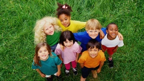 Was Eltern und Erzieher gegen Rassismus unter Kindern tun können