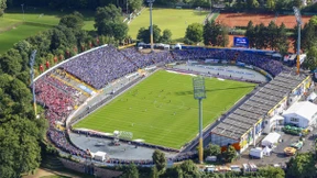 Vorne Stehplätze, dahinter die Sitzplätze