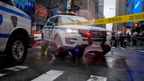 Frau von  herabfallendem Gebäudeteil erschlagen