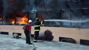 Protestierende Studenten stecken Verwaltungssitz in Brand