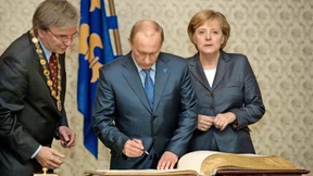 Wo Merkel noch neben Putin steht