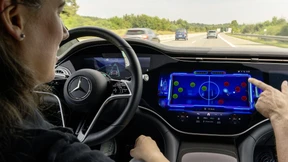 Auf der Autobahn ohne Hand am Steuer