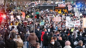 Tausende protestieren gegen Corona-Regeln